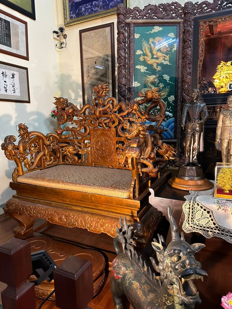 Цвета, зооморфные сюжеты и другие особенности китайской мебели